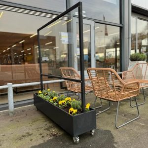 Verrijdbaar windscherm met plantenbak glas